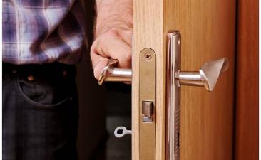 Скриплять двері під час відкриття та закриття: що робити і чим змастити?