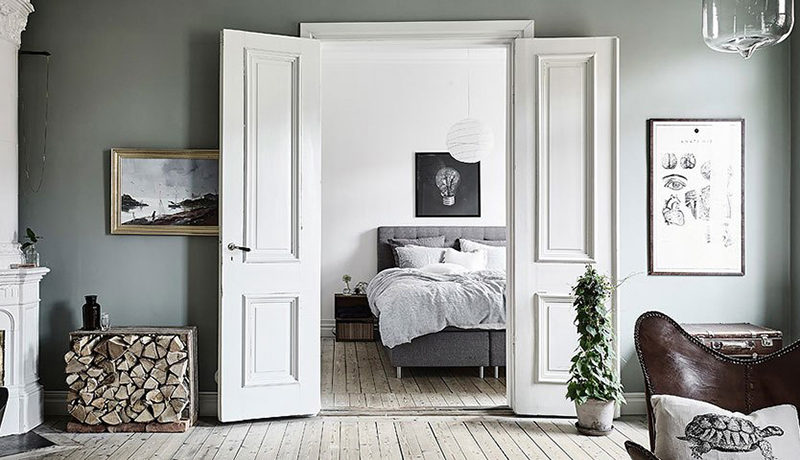 Белые двери, белые полы в комнате – практично или нецелесообразно?