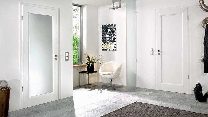 Міжкімнатні білі двері в стилі мінімалізм фото 7